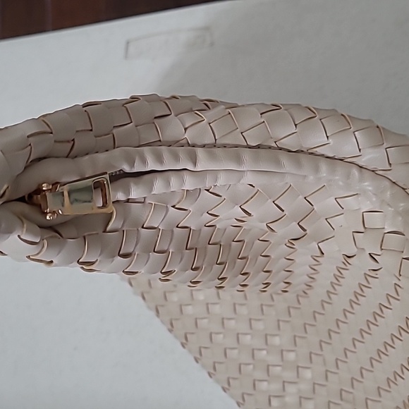 Urban Expressions Elegant Cream Woven Women's Shoulder Bag - Picture 4 of 12